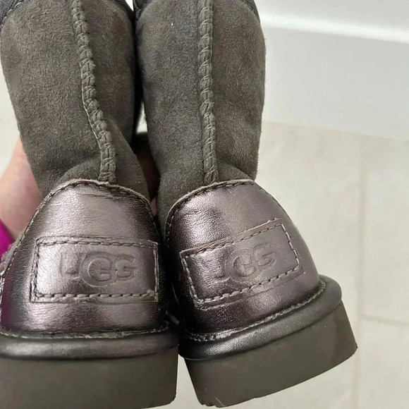 UGG CLASSIC  II Kids
Size 6 C grey - Picture 9 of 11